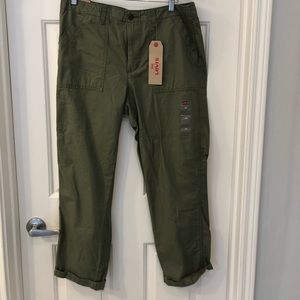 📍 LEVIS:  NWT Army green cropped pants